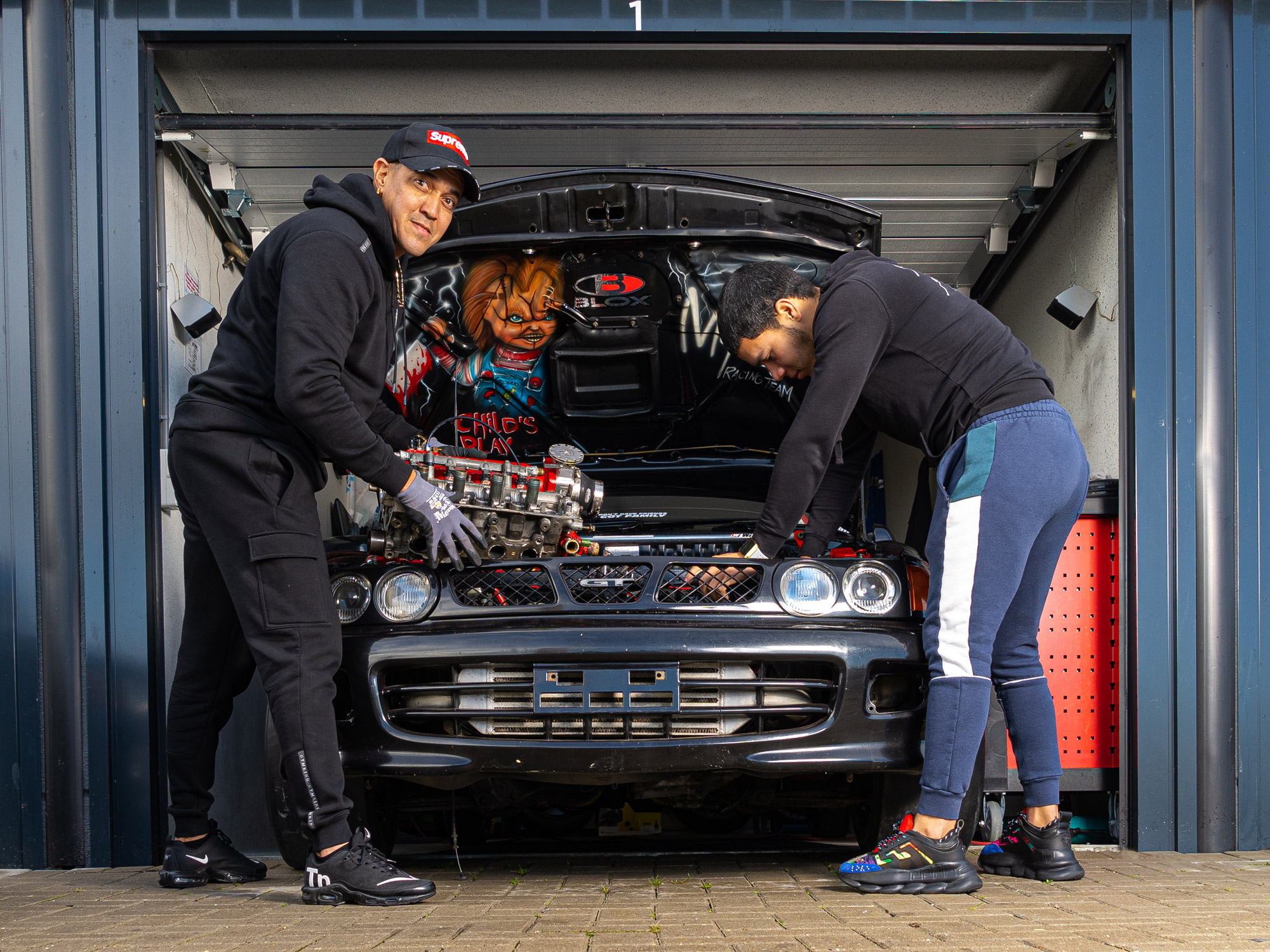mannen met auto in opslagruimte